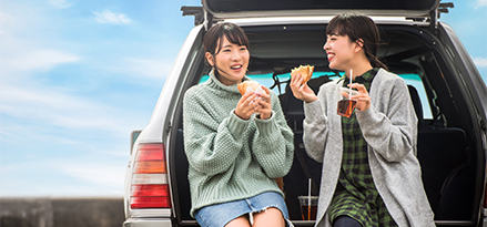 Two people enjoying a Mobil pie and coffee.